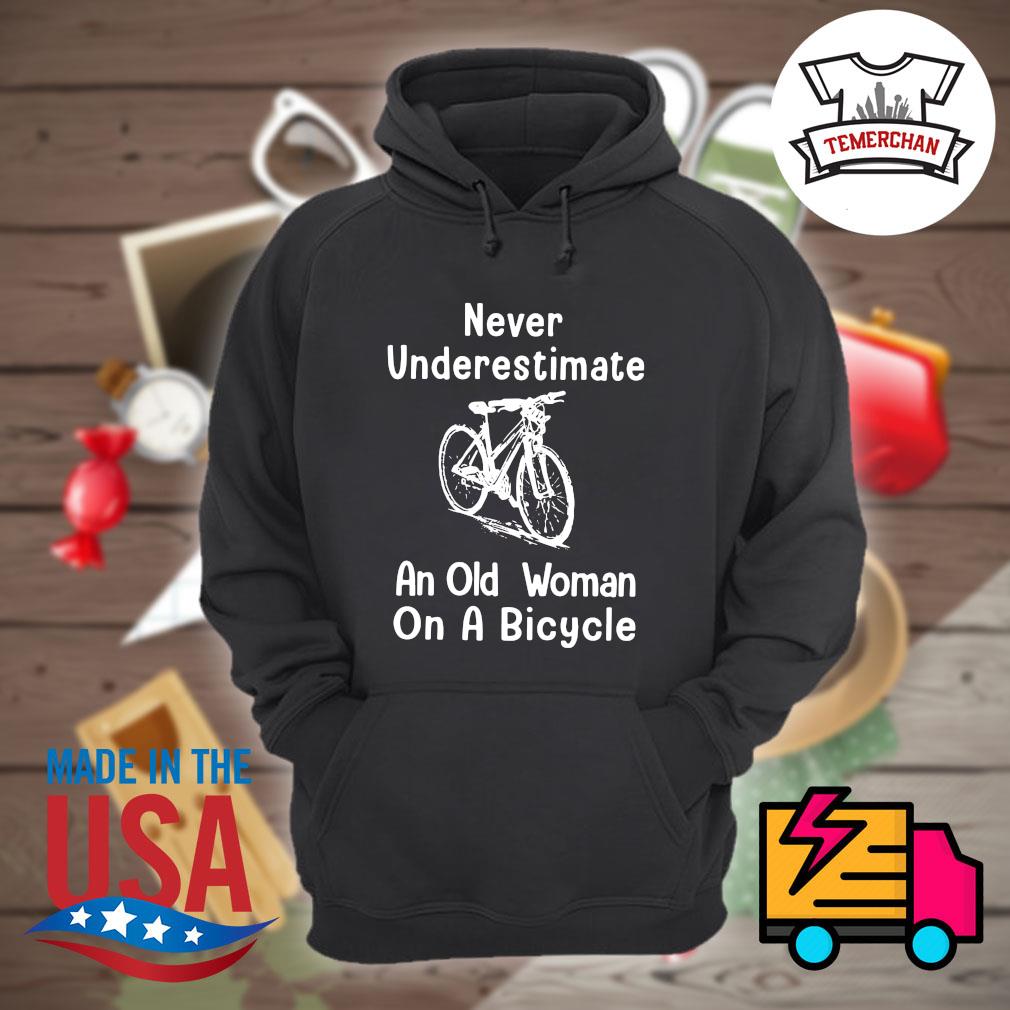 Never underestimate an old woman on a Bicycle s Hoodie